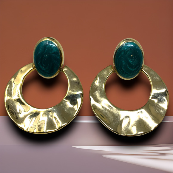 Vintage 1980s Hammered Gold Tone Green Enamel Pierced Doorknocker Earrings Mogul - Picture 1 of 5
